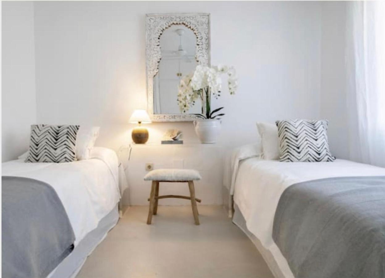 Sea Views! 3 Bedroom Villa, Sleeps 6 *
